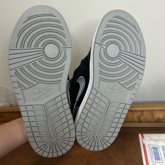 NIB Women’s Air Jordan 1 Retro HI OG, Size 5 - Picture 7 of 7